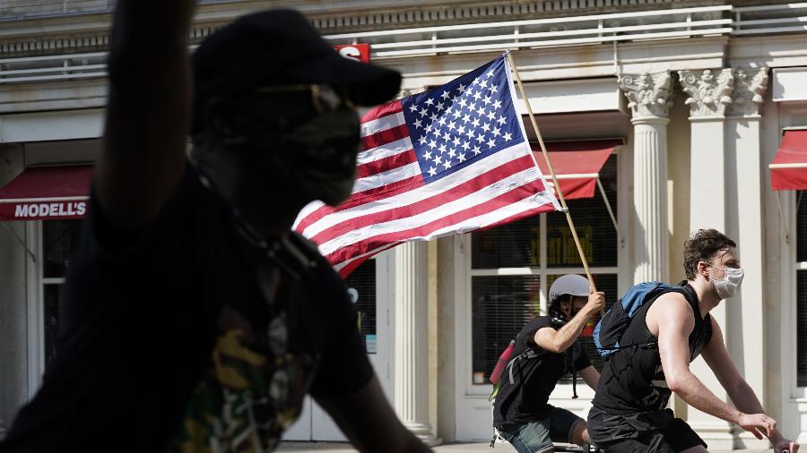 19.jun.2020 - "Juneteenth": manifestantes participam de ato em Nova York no dia em que é celebrado o fim da escravidão nos EUA - Timothy A. Clary/AFP