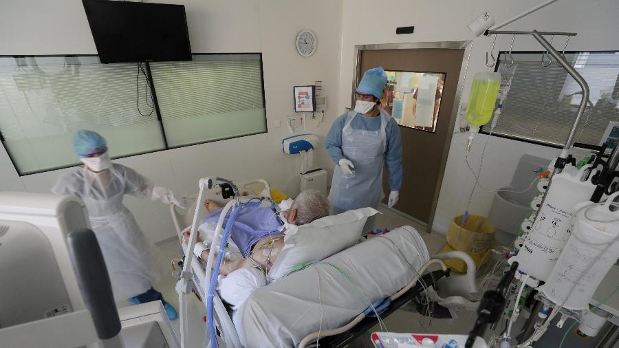 Médicos usam trajes e máscara de proteção para tratar paciente com covid-19 em UTI - REUTERS/Eric Gaillard/File Photo