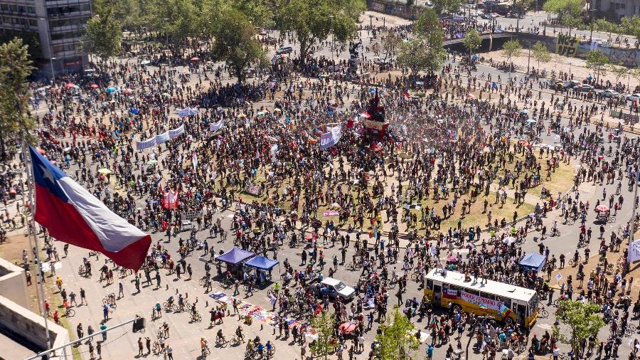 Imagem aérea mostra manifestantes na praça Itália, em Santiago, no Chile, no primeiro aniversário dos protestos no país que levaram ao referendo do próximo dia 25 - Martin Bernetti/AFP