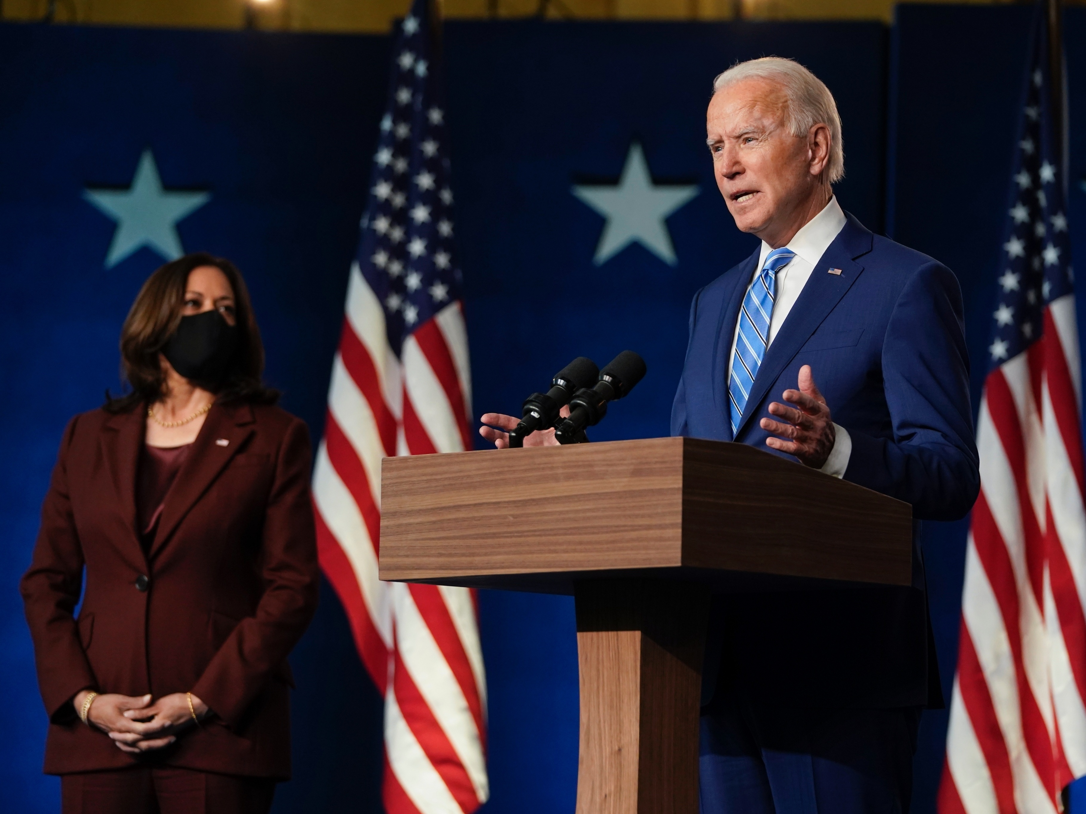 Hora de deixar o partidarismo, diz Biden com início da transição de governo