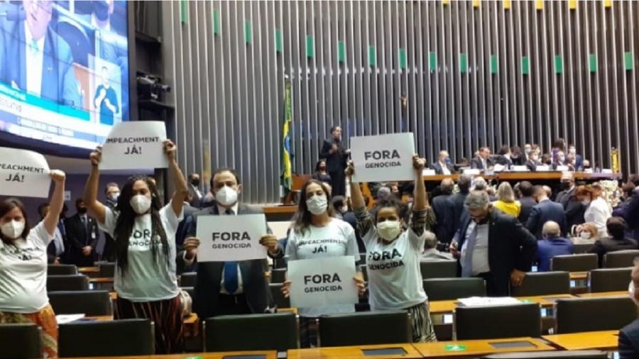 Deputados do PSOL chamam Bolsonaro de genocida e fascista. Palavras pesadas. Não mais do que incitar as Forças Armadas a fechar o Congresso e o Supremo e comemorar suposto insucesso de vacina, coisas típicas de um fascistoide genocida - Reprodução