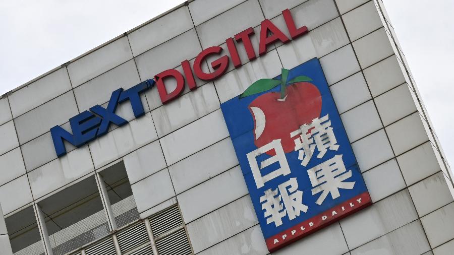 22.jun.2021 - O logotipo da Next Digital e do jornal pró-democracia Apple Daily é visto em sua sede em Hong Kon - PETER PARKS / AFP