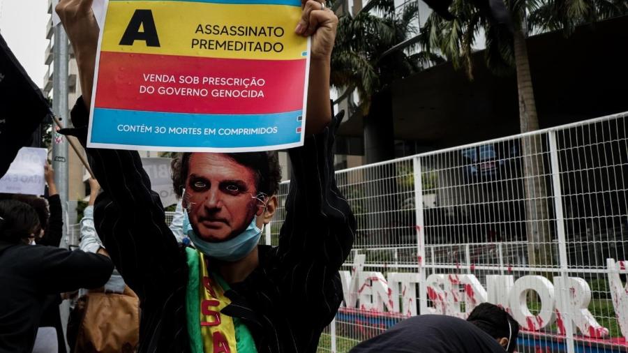 30.set.21 - Ativistas realizam protesto contra a Prevent Senior, envolvida em caso de mortes por  uso de tratamento não comprovado contra covid, na cidade de São Paulo - GUILHERME GANDOLFI/ESTADÃO CONTEÚDO