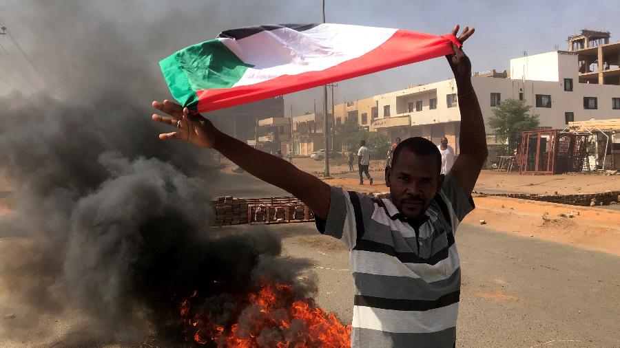 26 de out. 2021 - Protesto em Khartoum, no Sudão - MOHAMED NURELDIN ABDALLAH/REUTERS
