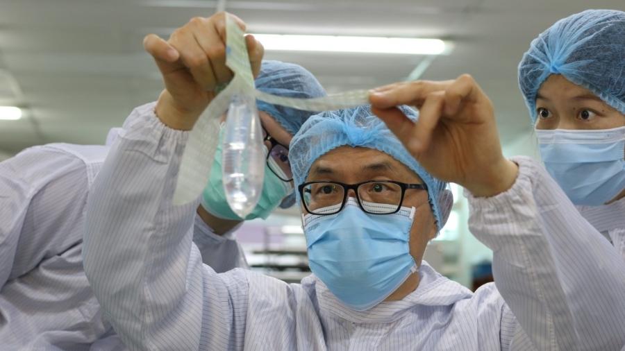 Ginecologista John Tang Ing Chinh mostra camisinha unissex - Divulgação/ Reuters