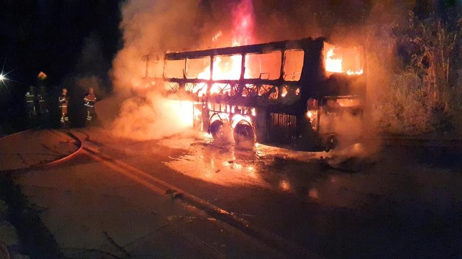 14.11.2021 - Ônibus pegou fogo em estrada de MG; ninguém se feriu  - Divulgação/Corpo de Bombeiros MG