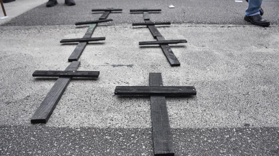 Durante manifestação pelo dia da Consciência Negra em São Paulo, cruzes simbolizam as mortes de negros no Brasil - ROBERTO SUNGI/ESTADÃO CONTEÚDO
