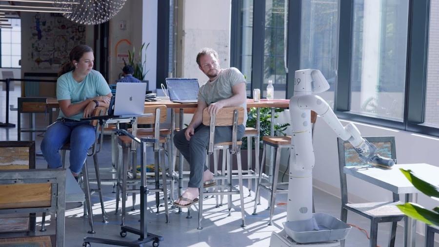 Empresa do grupo controlador do Google, a X vem testando mais de 100 modelos de "Everyday Robots" - Divulgação / Alphabet