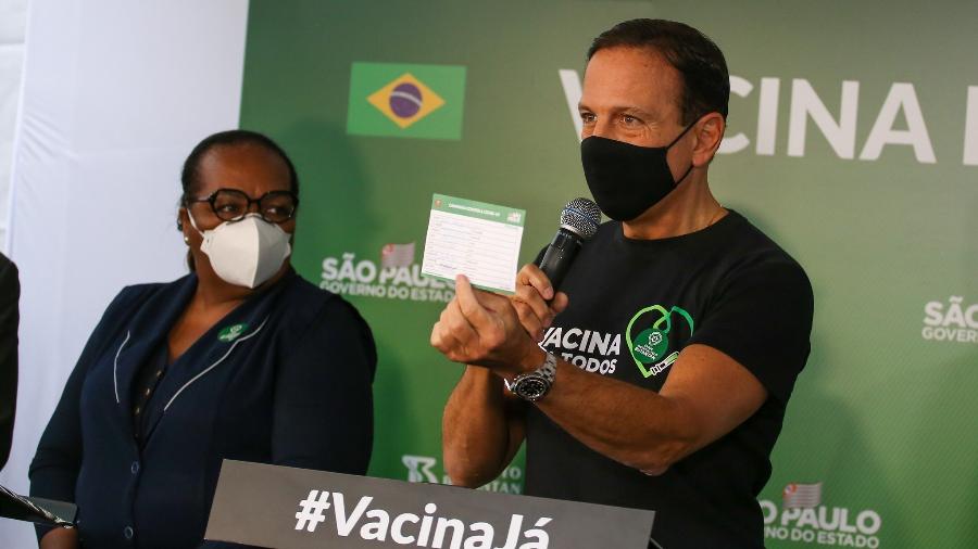 Governador João Doria exibe comprovante de vacinação, em maio deste ano; documento não é obrigatório no retorno dos servidores ao trabalho presencial - Divulgação/Governo de São Paulo