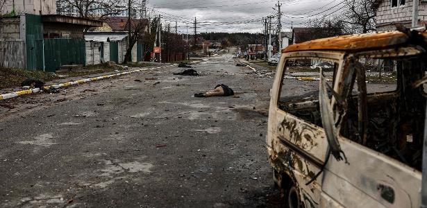 2.abr.2022 - Corpos de pelo menos 20 pessoas estavam espalhados em uma rua de Bucha, cidade recapturada pelas forças ucranianas