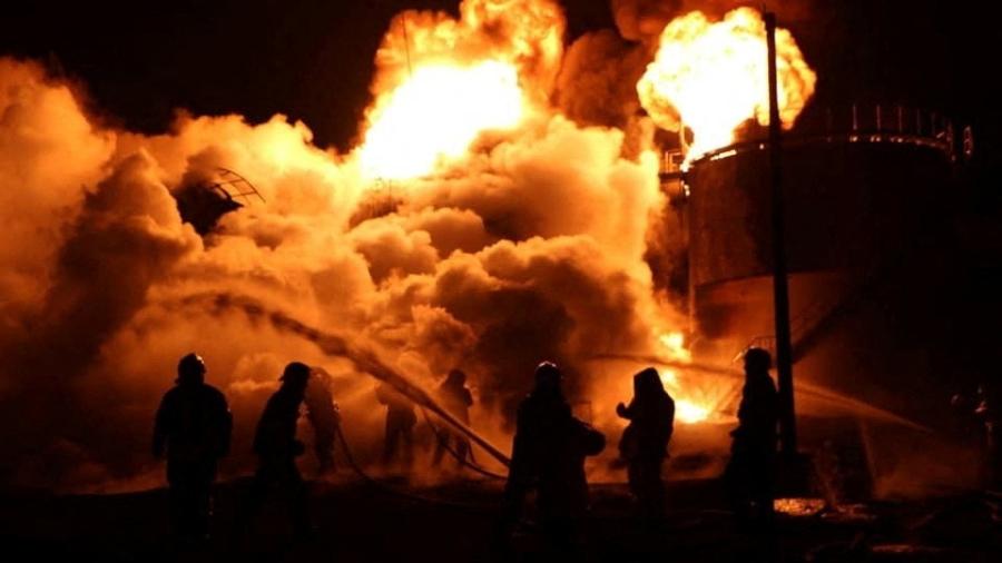 Bombeiros ucranianos "lutaram por mais de oito horas" para apagar incêndio em Novomoskovsk, no leste do país - Serviço de Emergências da Ucrânia