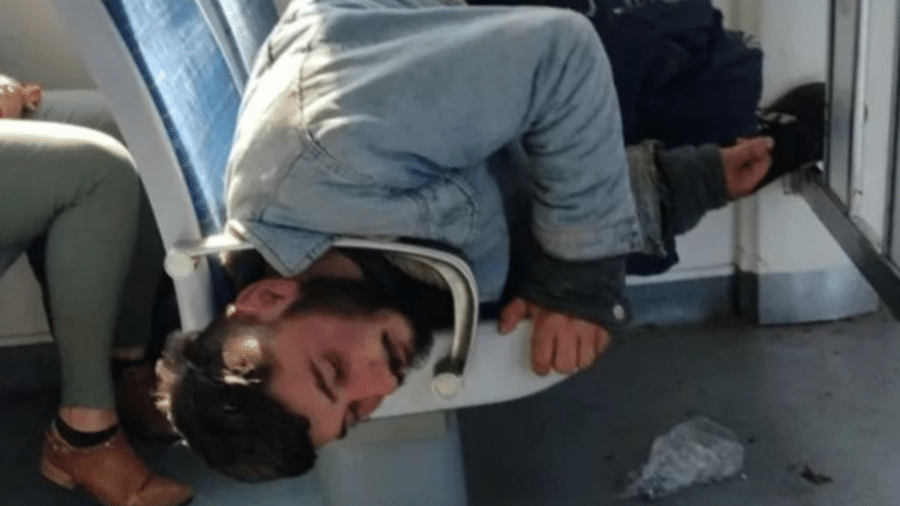 Homem ficou preso em apoio de braço após deitar em banco; viagem atrasou 20 minutos - Reprodução/Twitter