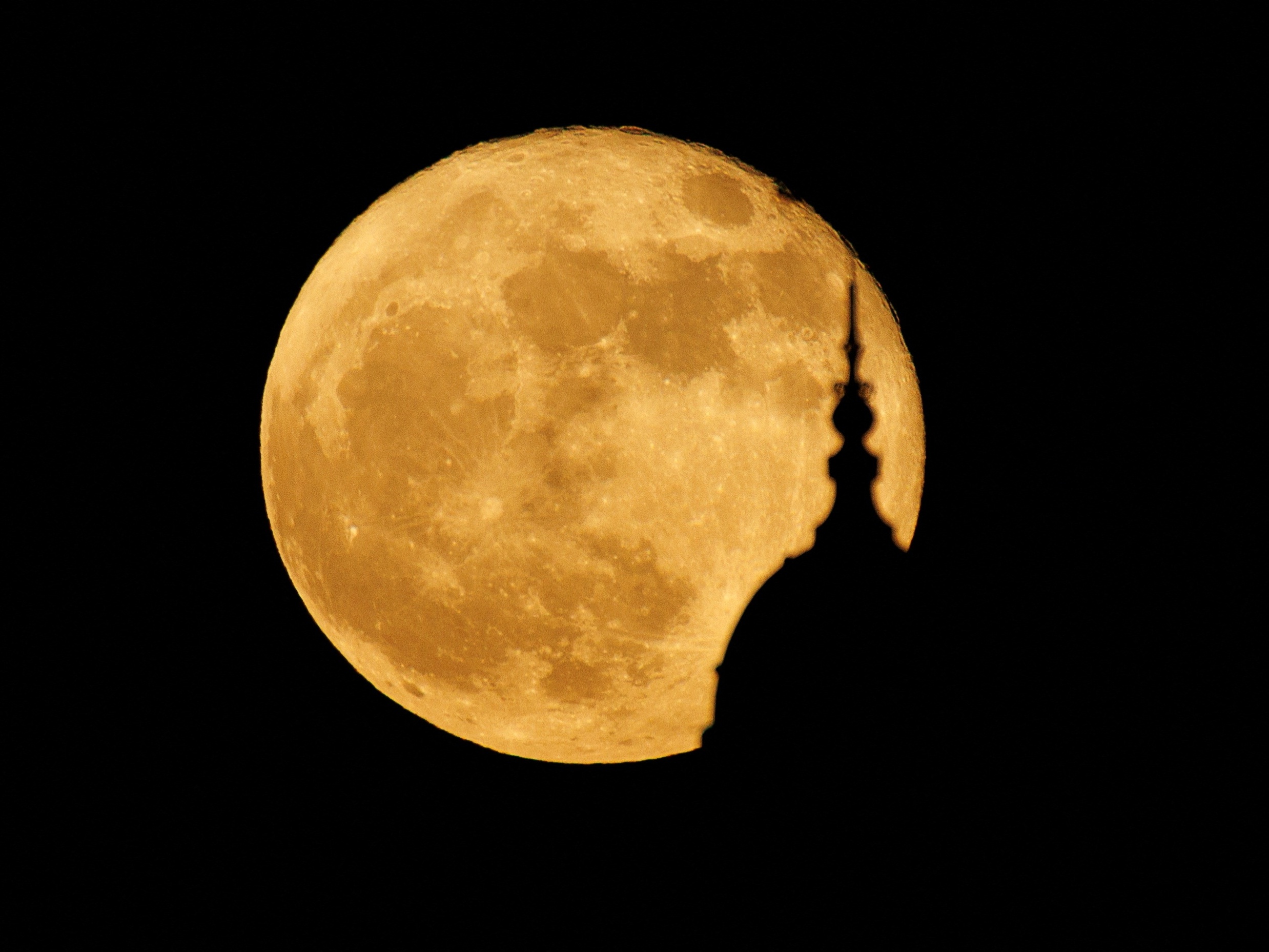 O vídeo de uma enorme Lua cruzando o céu é uma criação feita em