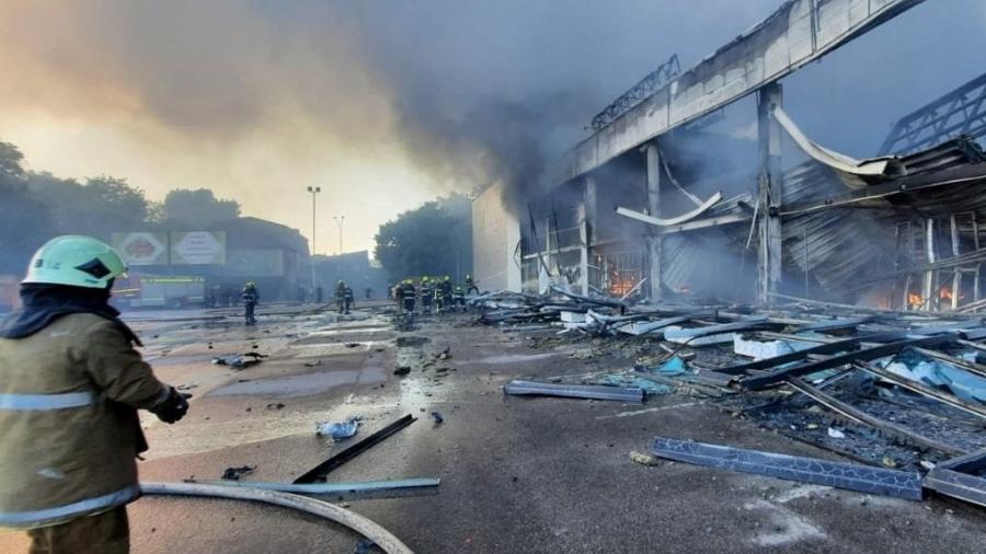 Estrutura de shopping na cidade de Kremenchuk, na Ucrânia, ficou destruída após ataque - Press service of the State Emergency Service of Ukraine/Handout via REUTERS