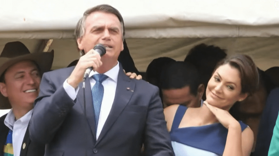 Jair Bolsonaro discursa em Brasília ao lado da esposa, Michelle - Reprodução