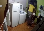 Vídeo: Homem invade casa, é mordido por cão e pede carona para hospital - Reprodução de vídeo