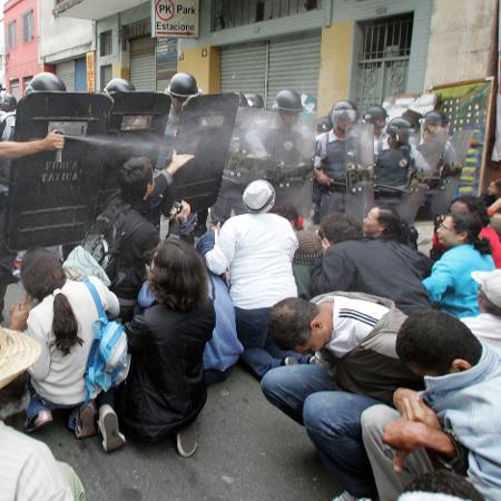 Policial usa spray de pimenta para tentar dispersar grupo sem-teto que resistia à reintegração de posse em São Paulo - Luiz Carlos Murauskas/Folhapress - 16.ago.2005