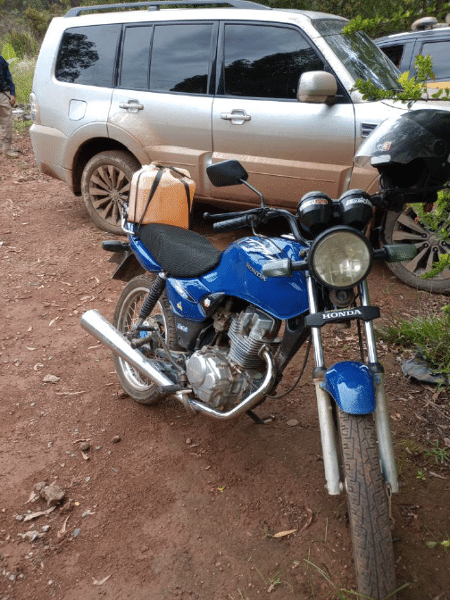 Jovem de 17 anos percorria 40 km de moto diariamente para trabalhar carregando um galão de gasolina para ser usado na motosserra.