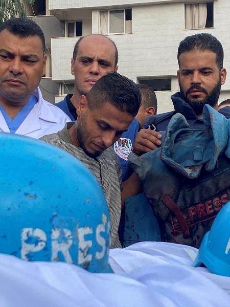 10.out.2023 - Colegas dos jornalistas palestinos mortos Mohammed Soboh e Saeed al-Taweel