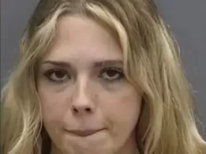 Mulher é presa após fingir ter 14 anos e abusar sexualmente de adolescentes