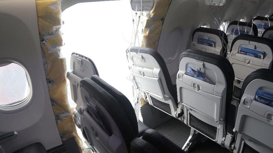 Interior do avião da Alaska Airlines após uma porta se despreender em pleno voo