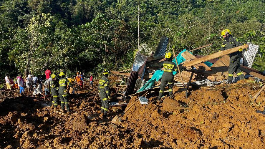 Equipes de resgate atuam na estrada entre Quibdo e Medellín, na Colômbia, que foi soterrada em deslizamento de terra na região