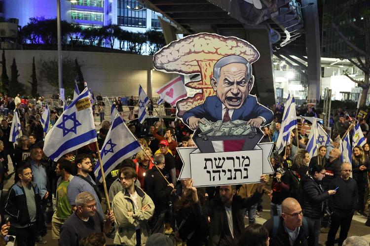 Manifestantes carregam cartazes durante uma manifestação em Tel Aviv, em Israel
