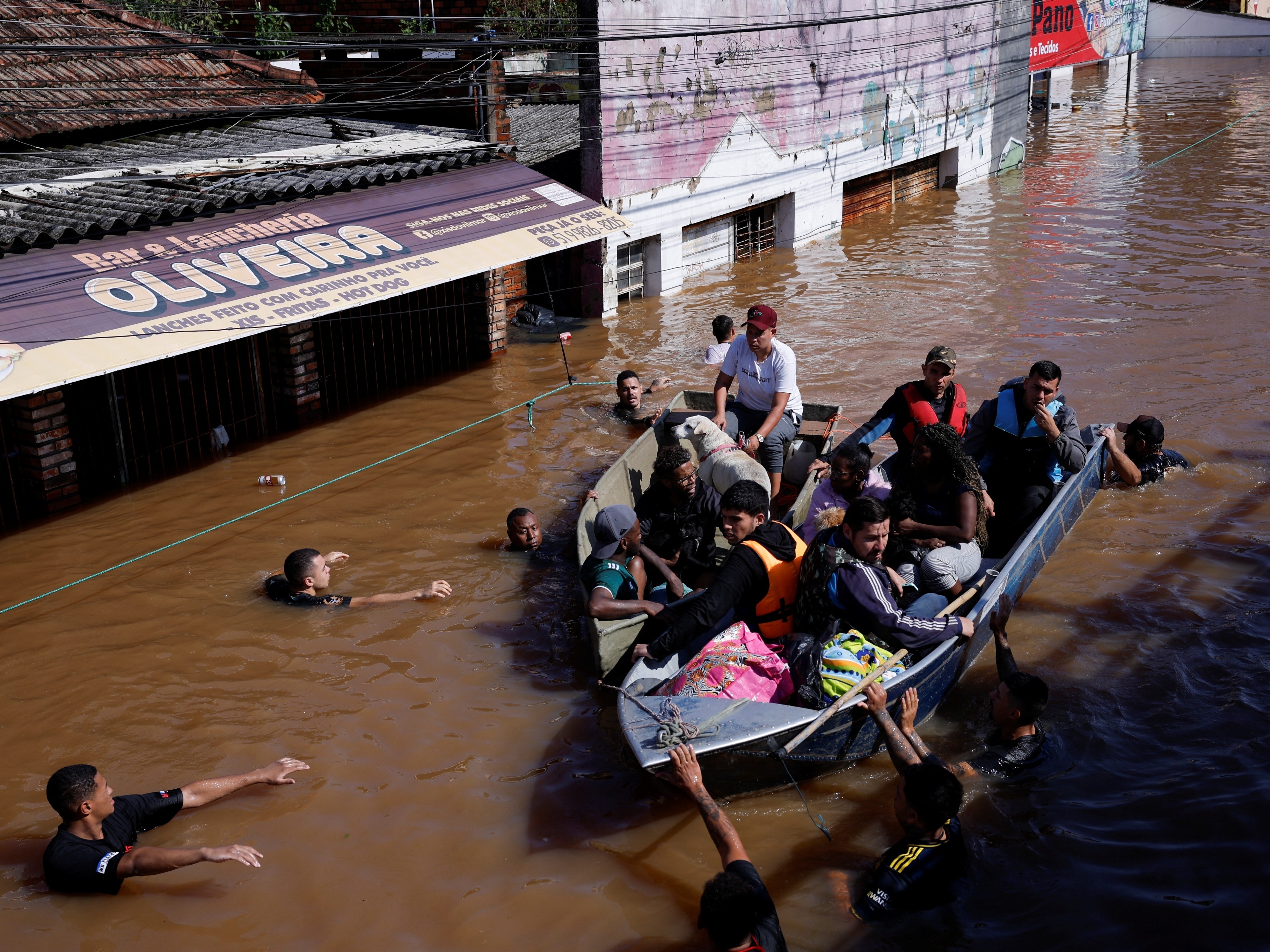 Voluntário no RS: 'Mortos eram amarrados em postes pra água não levar'