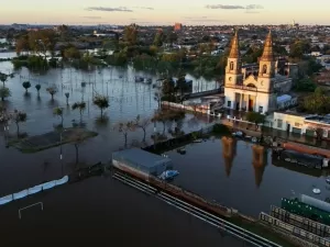 Como no RS, enchentes na Argentina e no Uruguai deixam milhares sem abrigo