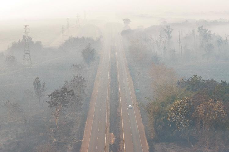 Drone mostra fumaça em estrada na região de Ribeirão Preto neste sábado (24), causada pelos incêndios florestais