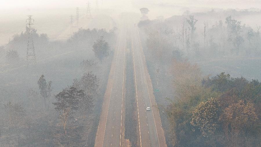 Drone mostra fumaça em estrada na região de Ribeirão Preto neste sábado (24), causada pelos incêndios florestais