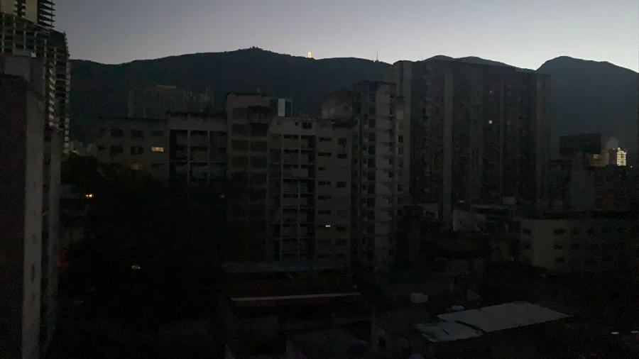 Moradores relatam falta de energia na capital Caracas - Reprodução/@anarodriguez_b