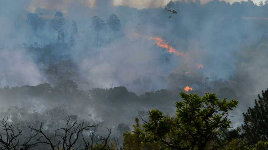 Bombeiros combatem incêndio em Mato Grosso