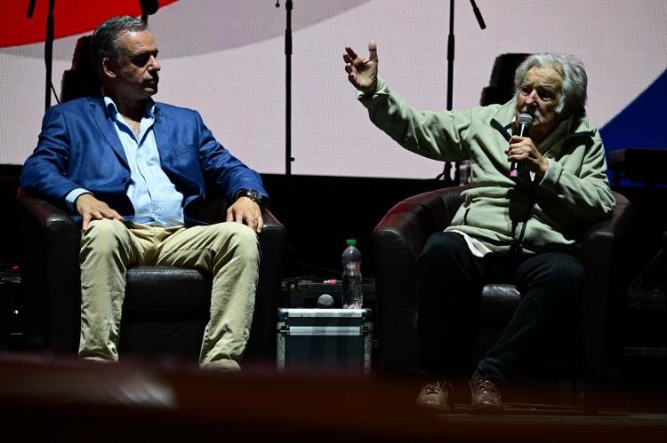 Pepe Mujica, ex-presidente do Uruguai, apareceu em evento de campanha de Yamandú Orsi em 19 de outubro de 2024