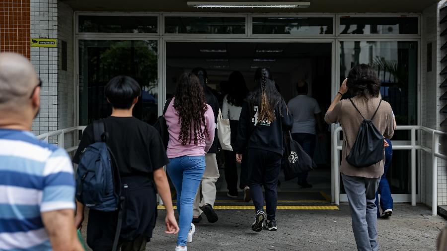 10.nov.2024 - Candiados chegam para o segundo dia do Enem na UNIP Vergueiro, em São Paulo - Allison Sales / Folhapress