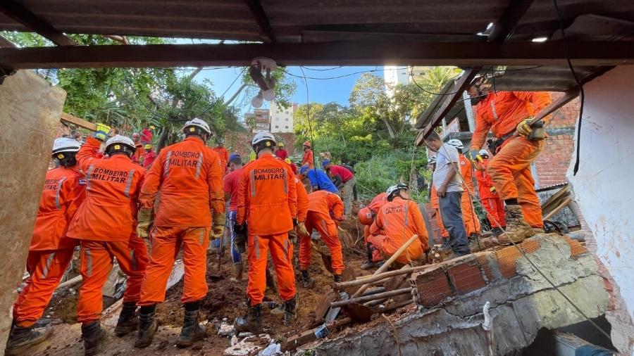 Corpo de Bombeiros Militar da Bahia removeu escombros por 48 horas com ajuda de voluntários até achar corpo de jovem de 18 anos soterrado - CBMBA/Divulgação