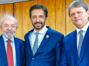 Sentiu falta de alguém na foto-notícia de Lula, Nunes e Tarcísio sorrindo?