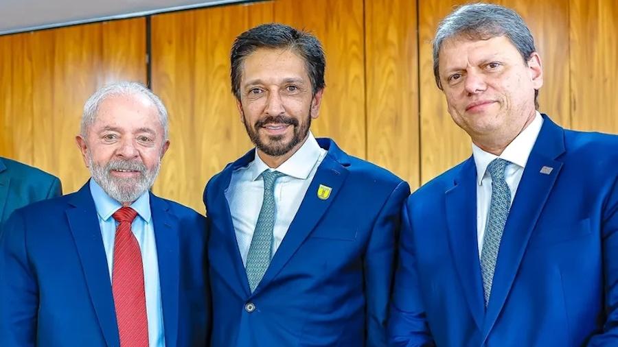 Lula, Nunes e Tarcísio em ato para assinatura de acordos com BNDES