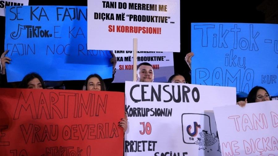 15.mar.2025 - Manifestantes seguram cartazes durante um protesto contra a proibição do TikTok na Albânia 15.mar.2025 - Manifestantes seguram cartazes durante um protesto contra a proibição do TikTok na Albânia