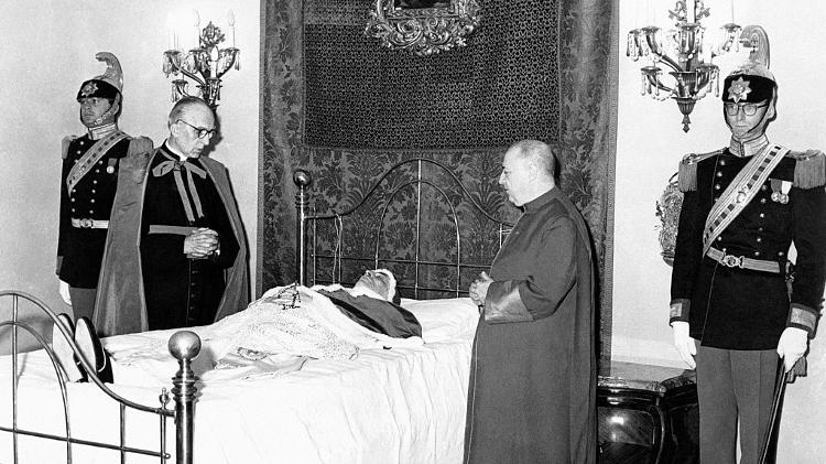 Restos mortais do Papa Pio 12 na Basílica de São Pedro em 11 de outubro de 1958, no Vaticano Restos mortais do Papa Pio 12 na Basílica de São Pedro em 11 de outubro de 1958, no Vaticano