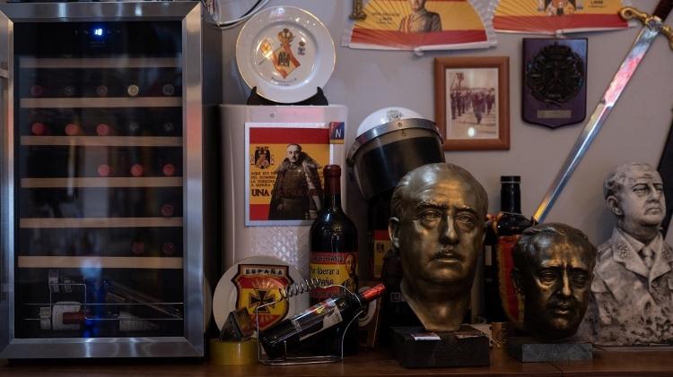 Imagens e símbolos franquistas e falangistas são exibidos dentro do bar 'Una, grande y libre' Imagens e símbolos franquistas e falangistas são exibidos dentro do bar 'Una, grande y libre'