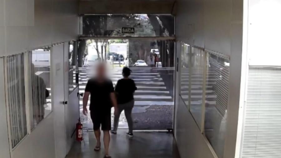 Homem ia de chinelo e bermuda bater ponto em prédio público, mas não trabalhava