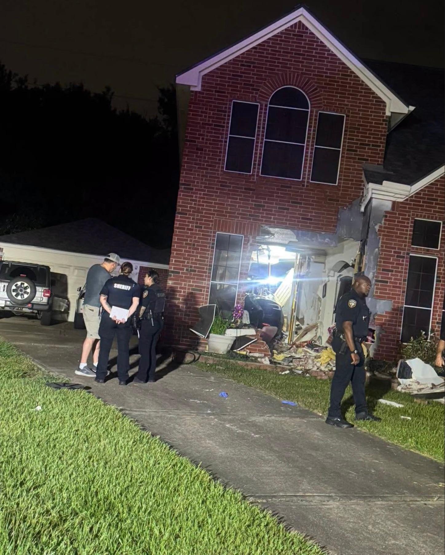 Veículo da Tesla colide com casa no Texas enquanto estava no modo automático; moradora de 76 anos morre - undefined