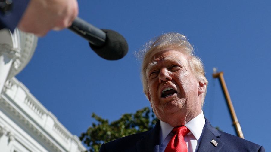 O presidente dos EUA, Donald Trump, fala com repórteres antes de embarcar no Marine One para partir rumo a Denton, Texas, no Gramado Sul da Casa Branca, em Washington, D.C., EUA, em 1º de outubro de 2026. O presidente dos EUA, Donald Trump, fala com repórteres antes de embarcar no Marine One para partir rumo a Denton, Texas, no Gramado Sul da Casa Branca, em Washington, D.C., EUA, em 1º de outubro de 2026.