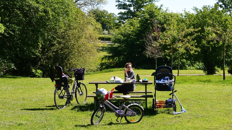 Mulher com carrinhos de bebê em parque de Aarhus (Dinamarca) Mulher com carrinhos de bebê em parque de Aarhus (Dinamarca)