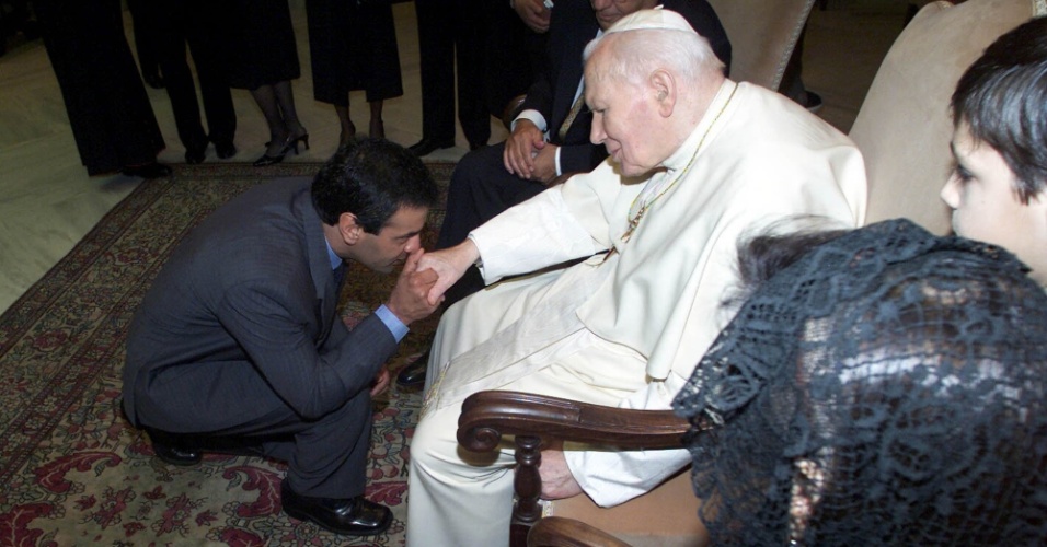 20.mai.2002 - O então deputado federal Aécio Neves beija a mão do papa João Paulo 2º, ao lado do presidente Fernando Henrique Cardoso, de seu neto Pedro e da primeira-dama, Ruth Cardoso, durante encontro no Vaticano, em 2002