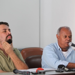  O coordenador nacional do MTST, Guilherme Boulos (esq.), e o presidente da CUT-SP, Adi dos Santos Lima, durante a convocação para os atos de 20 de agosto - Márcio Fernandes/Estadão Conteúdo