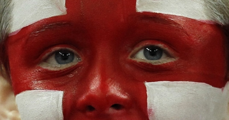 09.out.2015 - Menino tem o rosto pintado com as cores da Inglaterra, na partida contra a Eslovênia durante as eliminatórias para a EuroCopa 2016, em Londres, no Reino Unido