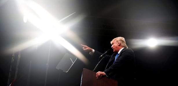 Donald Trump discursa durante evento de campanha em Selma, na Carolina do Norte - Carlo Allegri/Reuters