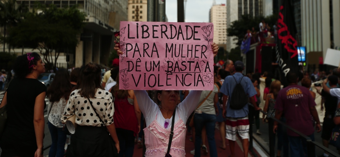Manifestantes também realizaram protesto na Avenida Paulista, em São Paulo, pelos direitos das mulheres em 2017 - Adriano Vizoni/Folhapress